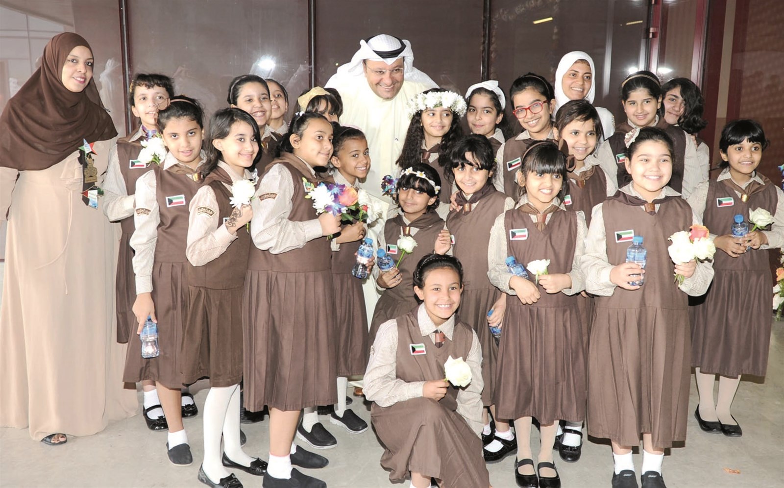 وزير الصحة يتوسط زهرات المنطقة في الحفل (تصوير نايف العقلة)