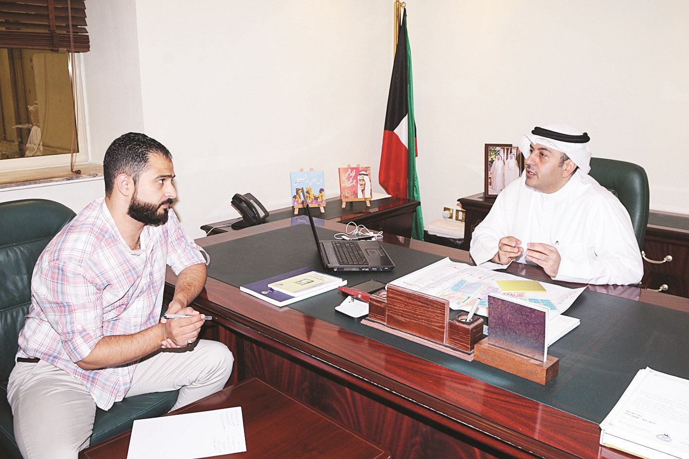 علي الموسى متحدثاً للزميل محمد أنور (تصوير كرم ذياب)