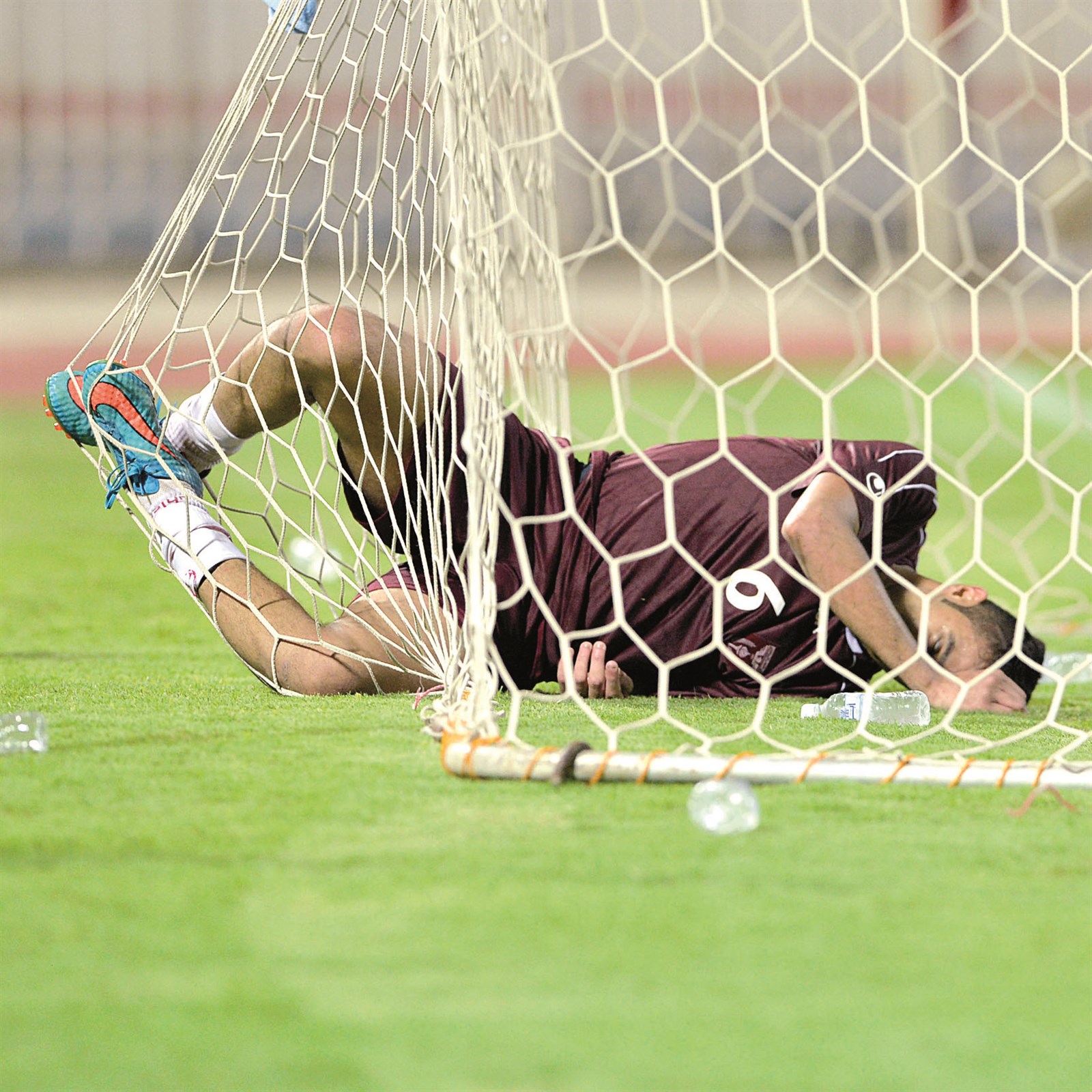 u0644u0627u0639u0628 u0627u0644u0646u0635u0631 u062du0645u062f u0627u0644u0639u062au0627u0644 u0628u0639u062f u062eu0633u0627u0631u0629 u0641u0631u064au0642u0647 (u0627u0644u0623u0632u0631u0642 u062fu0648u062a u0643u0648u0645)