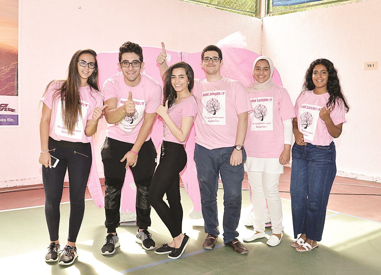 الطلاب في لقطة تذكارية