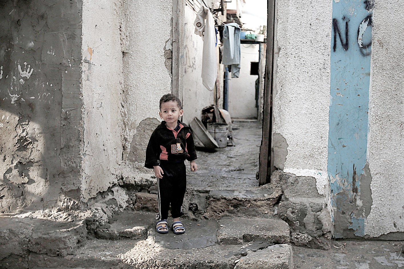 u0637u0641u0644 u0641u0644u0633u0637u064au0646u064a u064au0644u0639u0628 u062eu0627u0631u062c u0645u0646u0632u0644u0647 u0641u064a u0645u062eu064au0645 u0644u0644u0627u062cu0626u064au0646 u0641u064a u063au0632u0629 ( u0627 u0628)