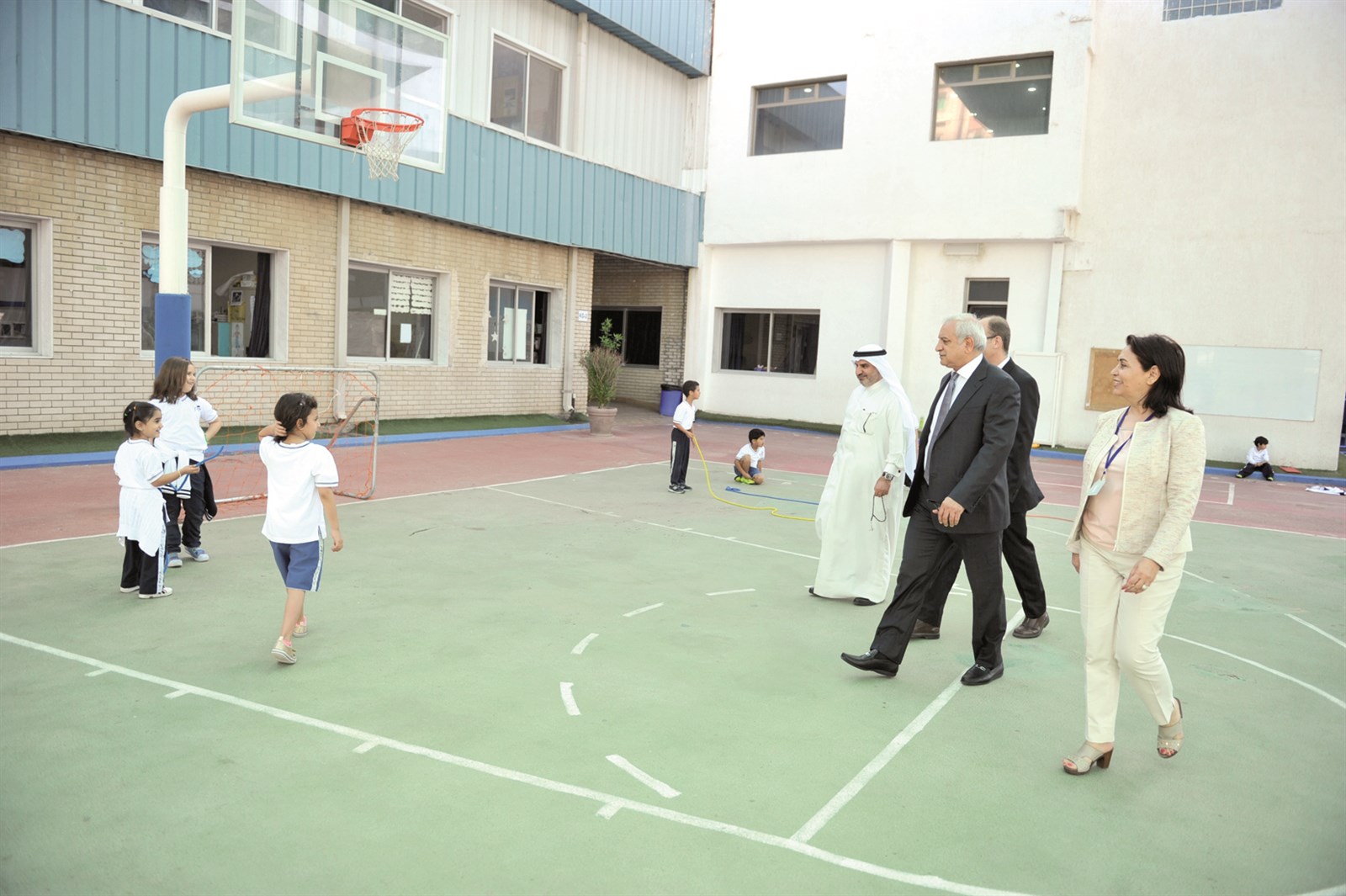 ...وفي ملعب المدرسة الأميركية