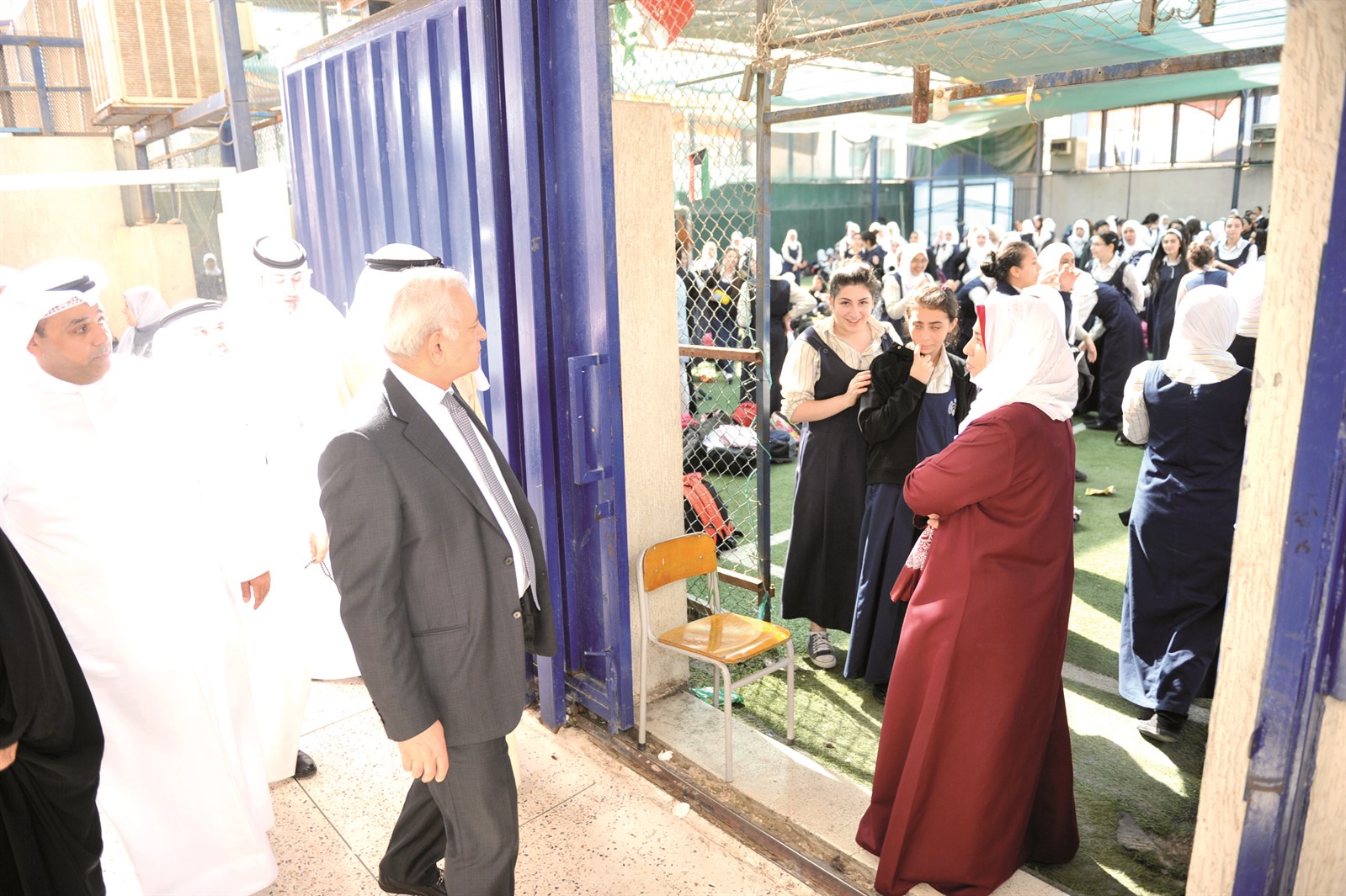 الوزير العيسى مستغرباً من ضآلة مساحة بعض المدارس العربية وكثافاتها العالية