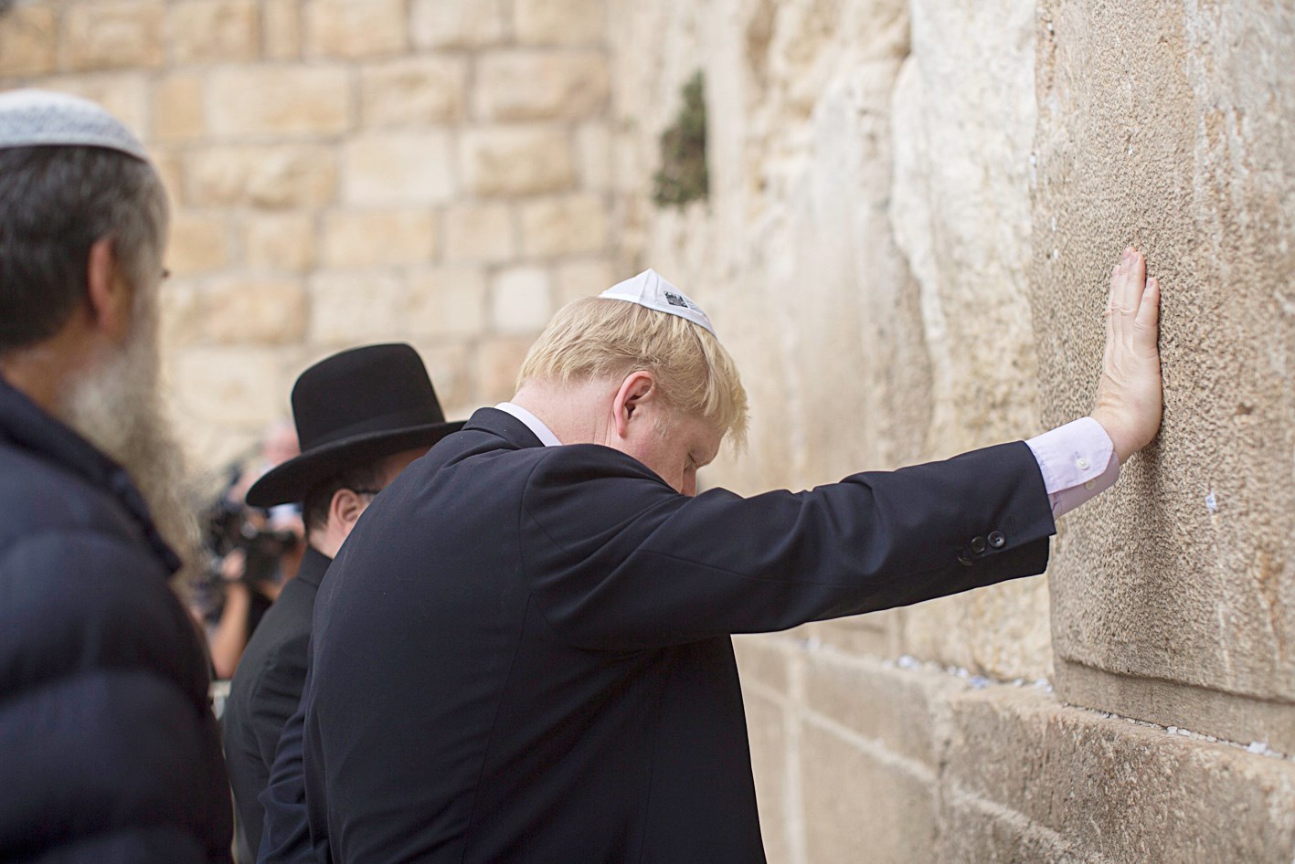 u0639u0645u062fu0629 u0644u0646u062fu0646 u062eu0644u0627u0644 u0632u064au0627u0631u062au0647 u0644u0640 u00abu062du0627u0626u0637 u0627u0644u0645u0628u0643u0649u00bb u0628u0627u0644u0628u0644u062fu0629 u0627u0644u0642u062fu064au0645u0629 u0641u064a u0627u0644u0642u062fu0633b ( u0627 u0628)