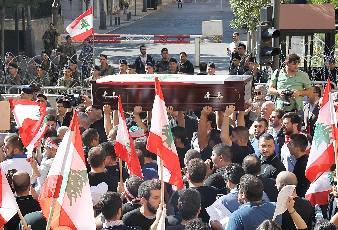 u0645u062au0638u0627u0647u0631u0648u0646 u0645u0646 u00abu062du0632u0628 u0627u0644u0643u062au0627u0626u0628u00bb u0627u0644u0644u0628u0646u0627u0646u064a u064au0639u062au0635u0645u0648u0646 u0623u0645u0627u0645 u0627u0644u0628u0631u0644u0645u0627u0646 u0641u064a u0628u064au0631u0648u062a (u0623 u0641 u0628)