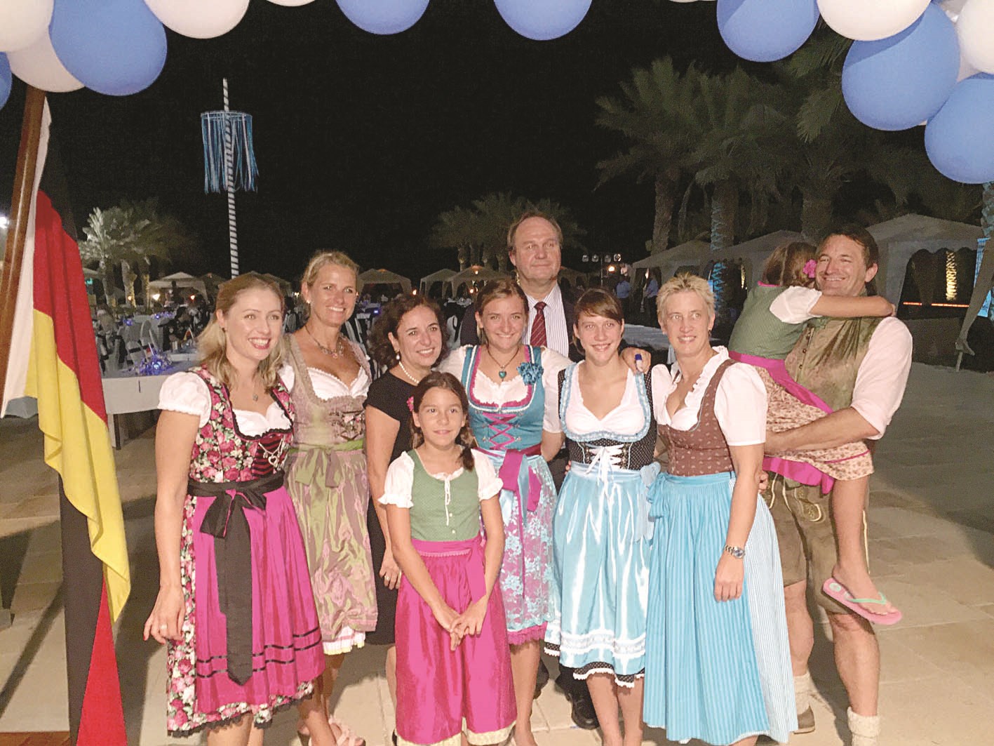 عدد من أفراد الجالية الألمانية بالزي التقليدي