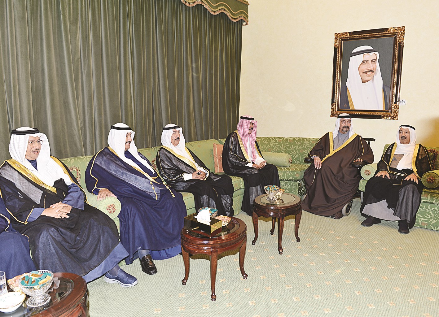 سمو الأمير وسمو ولي العهد وسمو الشيخ سالم العلي وسمو الشيخ ناصر المحمد وسمو الشيخ جابر المبارك والشيخ جابر العبدالله