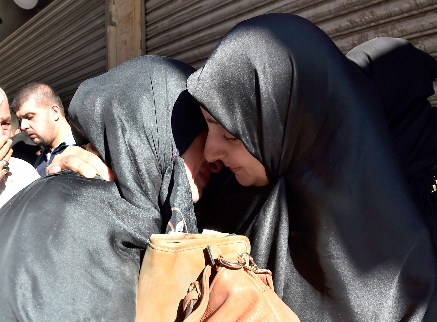 قريبتان لبعض الضحايا تبكيان في مكان التفجير (د ب أ)