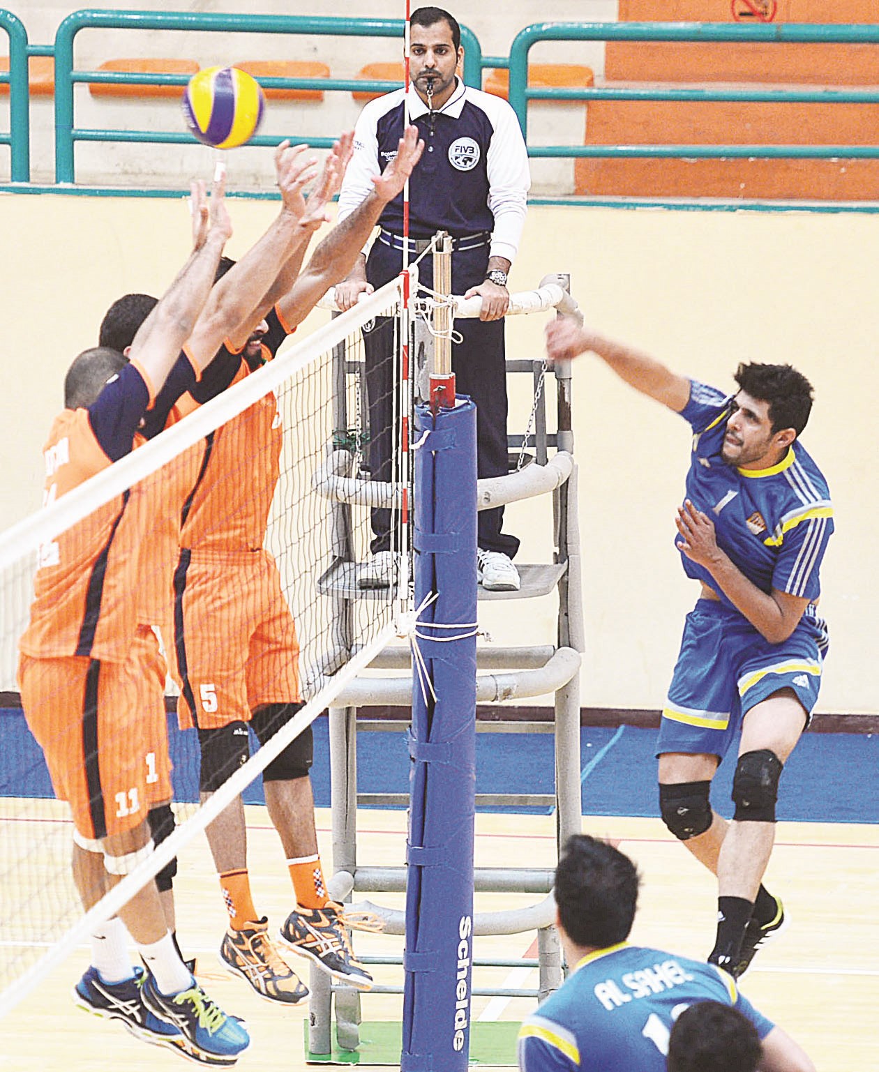 u062du0627u0626u0637 u0635u062f u0643u0638u0645u0627u0648u064a u0623u0645u0627u0645 u0636u0631u0628u0627u062a u0627u0644u0633u0627u062du0644 (u062au0635u0648u064au0631 u0645u0648u0633u0649 u0639u064au0627u0634)