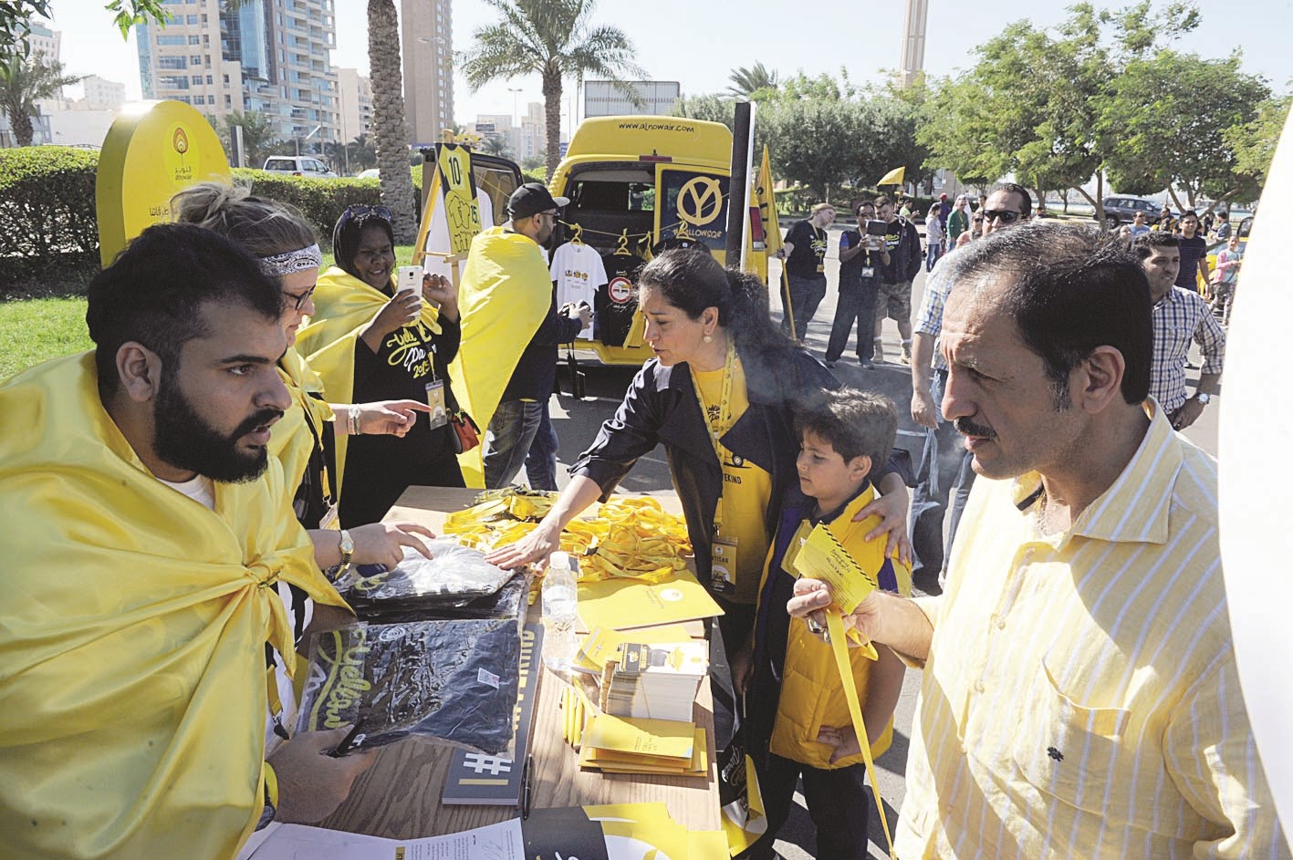 توزيع أعلام و«كوبونات»