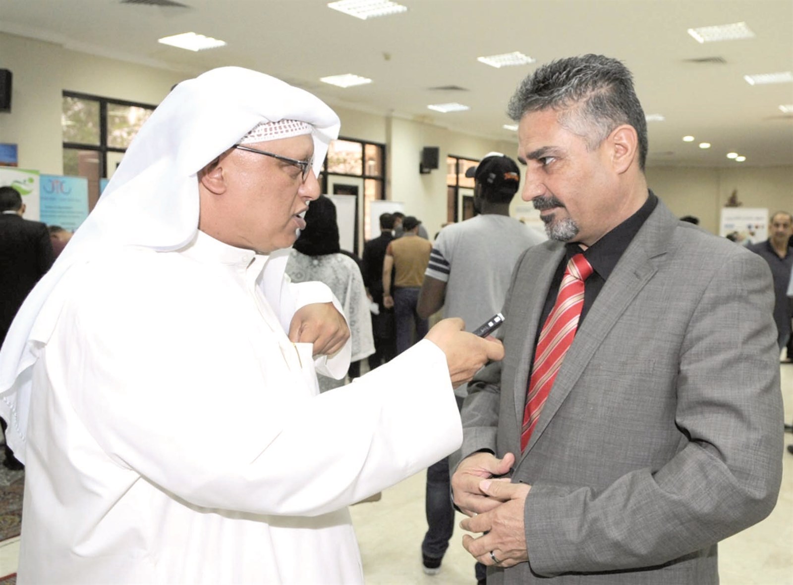العقايلة متحدثا للزميل خالد الشرقاوي (تصوير سعد هنداوي)