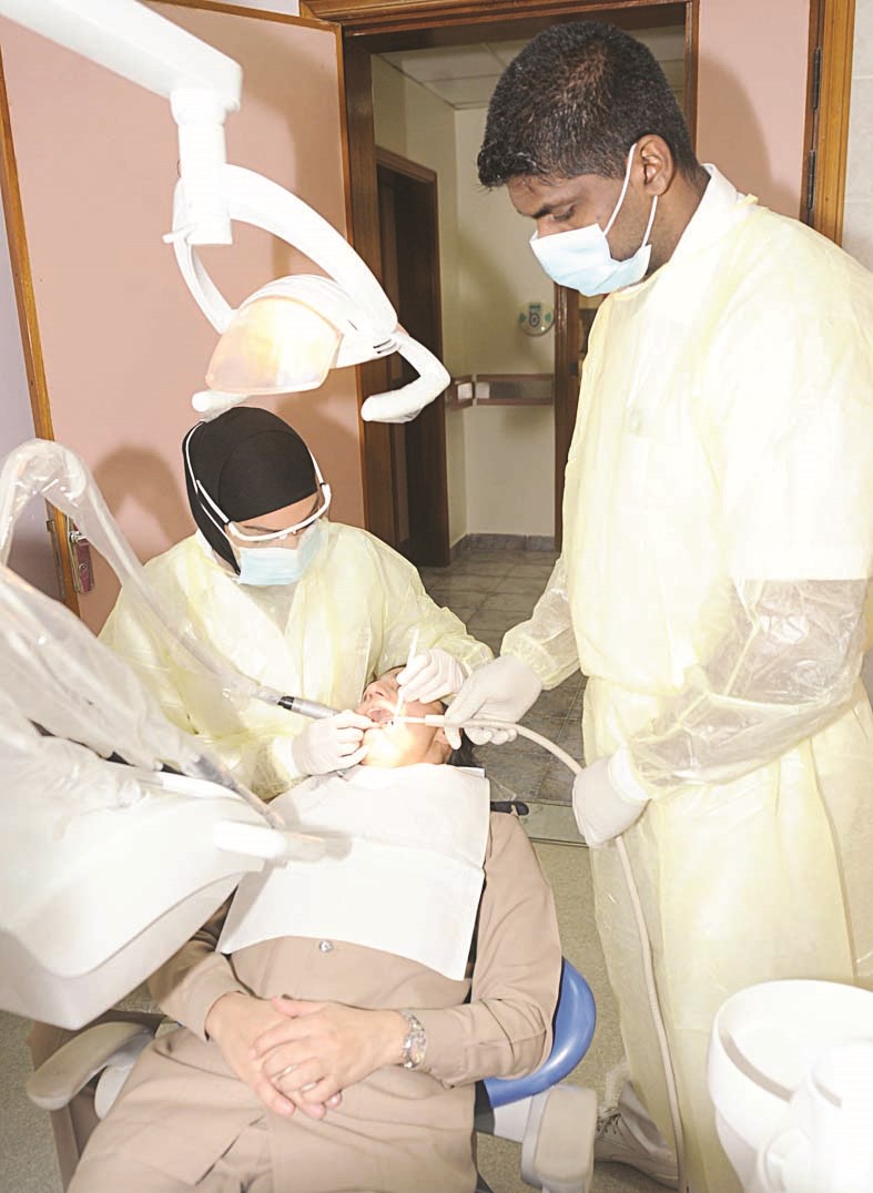 بوشهري تمارس عملها في عيادتها (تصوير جلال معوض)