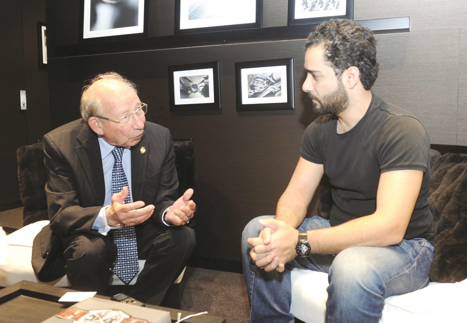 كلاوس متحدثاً إلى الزميل علاء محمود