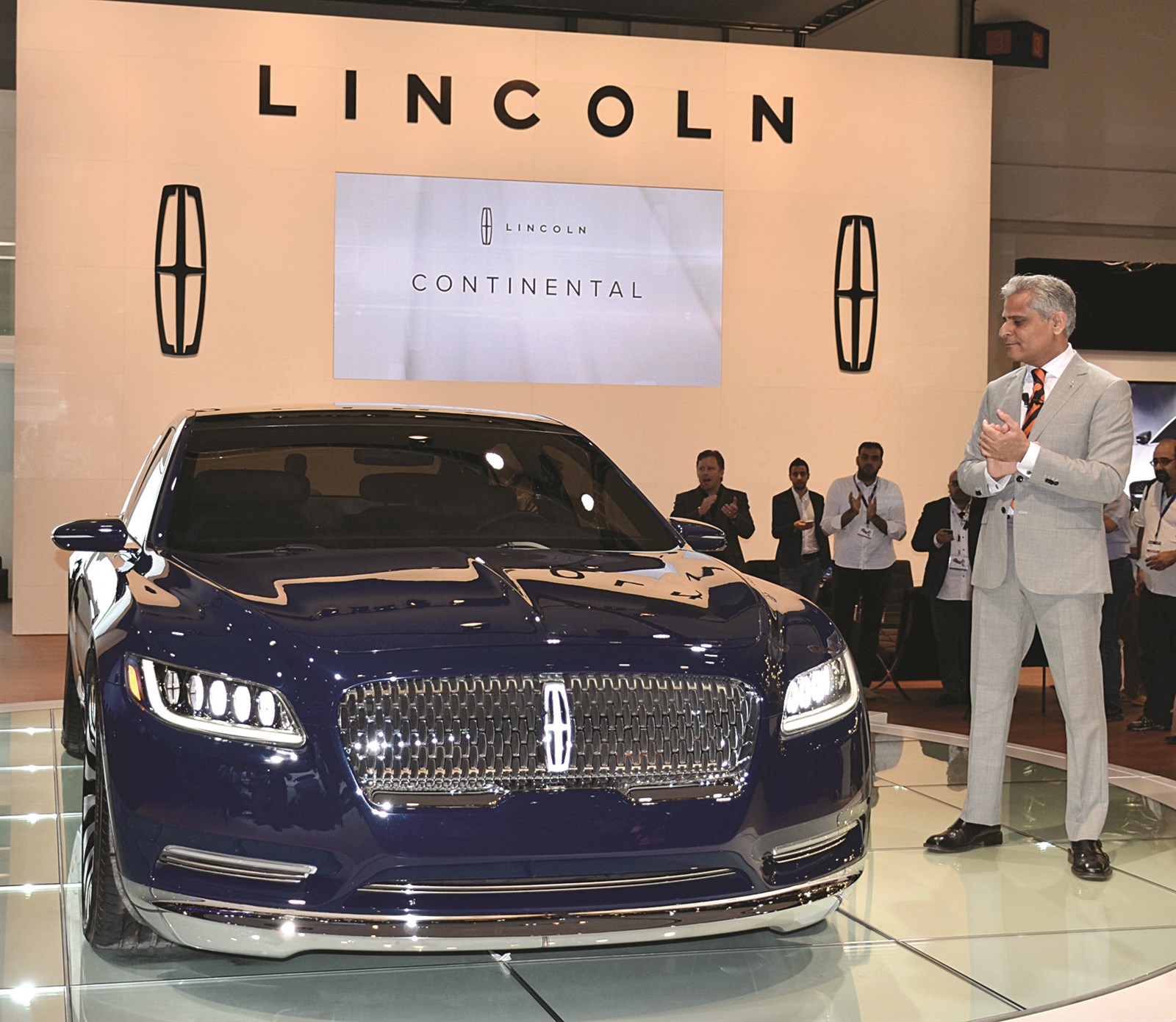 السيارة في جناح الشركة