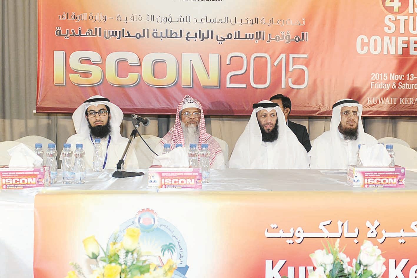 العيسى والعسعوسي والمدني خلال المؤتمر (تصوير زكريا عطية)