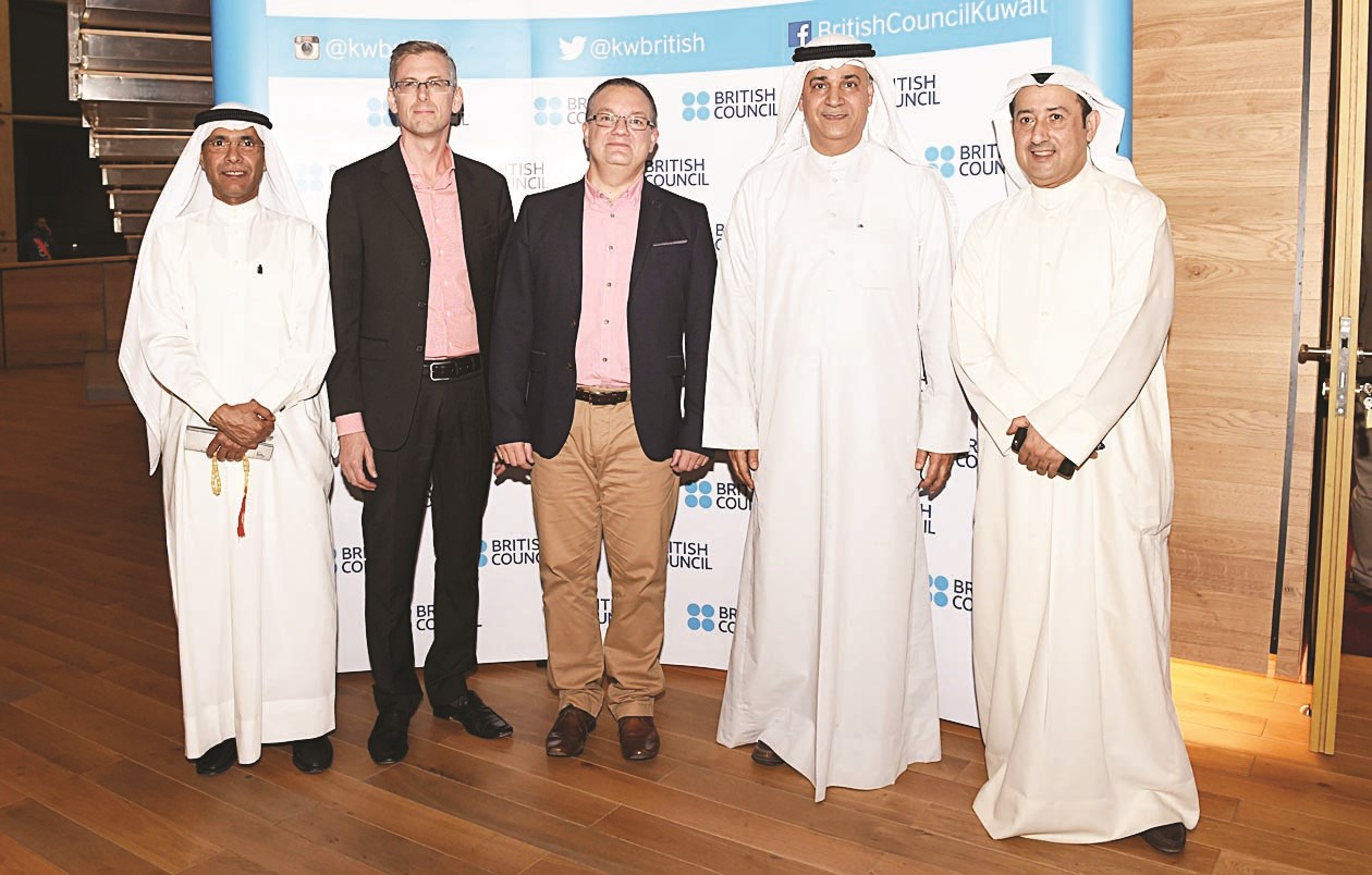 اليوحة يتوسط العسعوسي والسفير لودج وجرانت بتلر   (تصوير جاسم بارون)