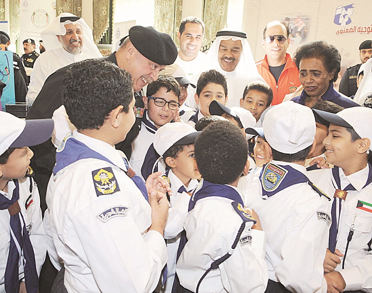 وكيل «الداخلية» وسط مجموعة من الطلاب