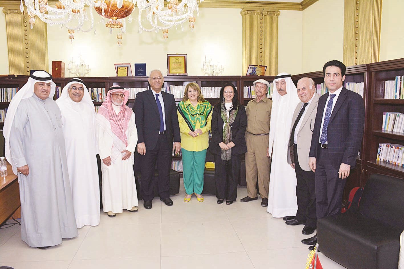 ليلى العثمان وسط الأدباء في الملحقية الثقافية المصرية   (تصوير جلال معوض)