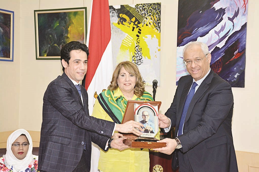 ياسر عاطف ونبيل بهجت يكرمان ليلى العثمان