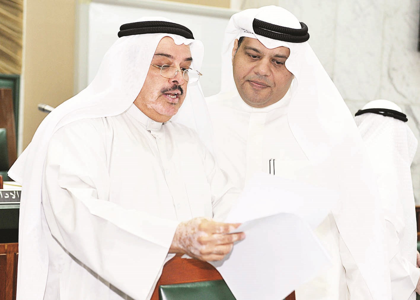 الصانع مع الصقعبي قبل انعقاد الجلسة (تصوير سعد هنداوي)