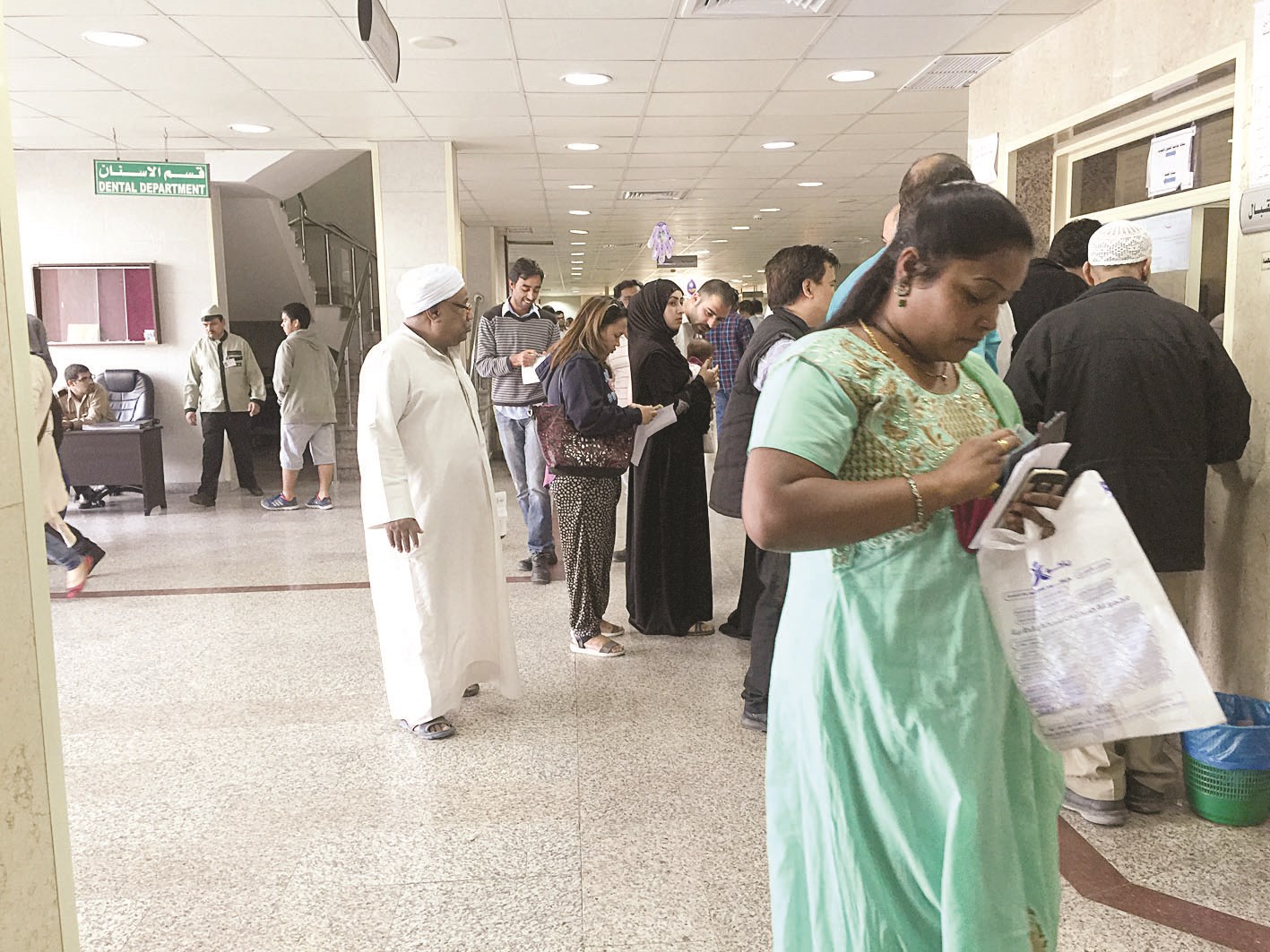 تزاحم على شباك الحصول على موعد للدخول على الطبيب