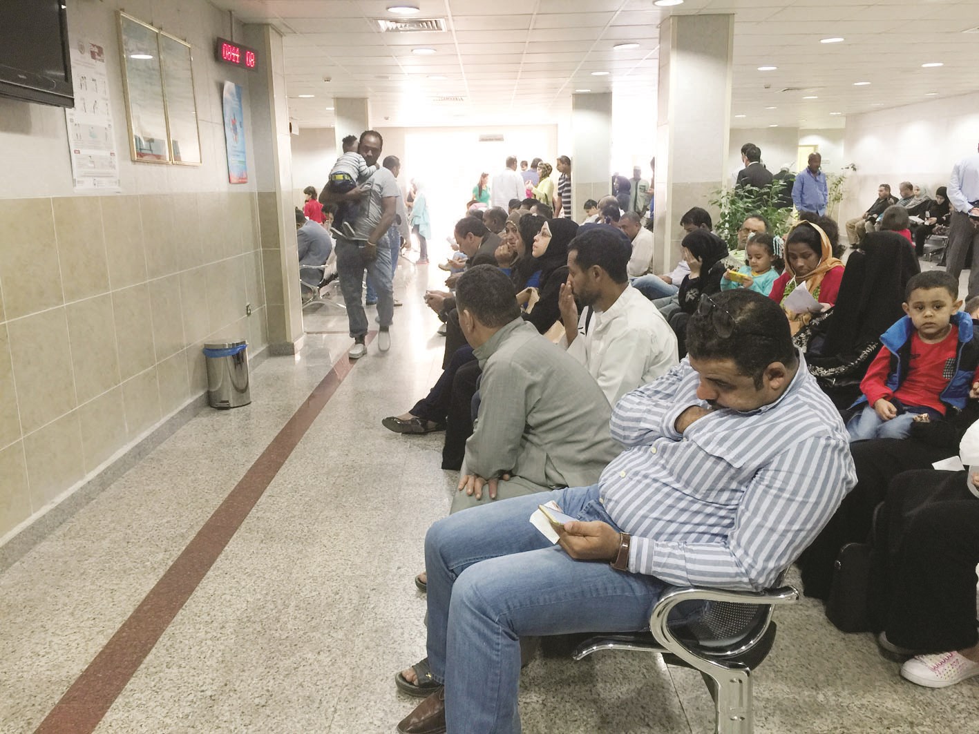 طوابير انتظار أمام العيادات لم تستوعبها مقاعد الاستراحة