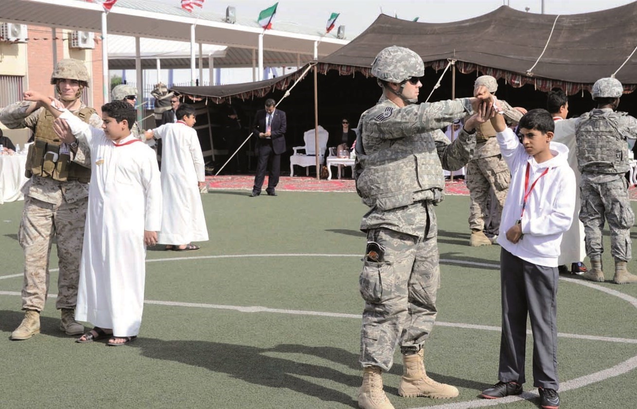 فقرة عسكرية مع الطلاب                     (تصوير نايف العقلة)