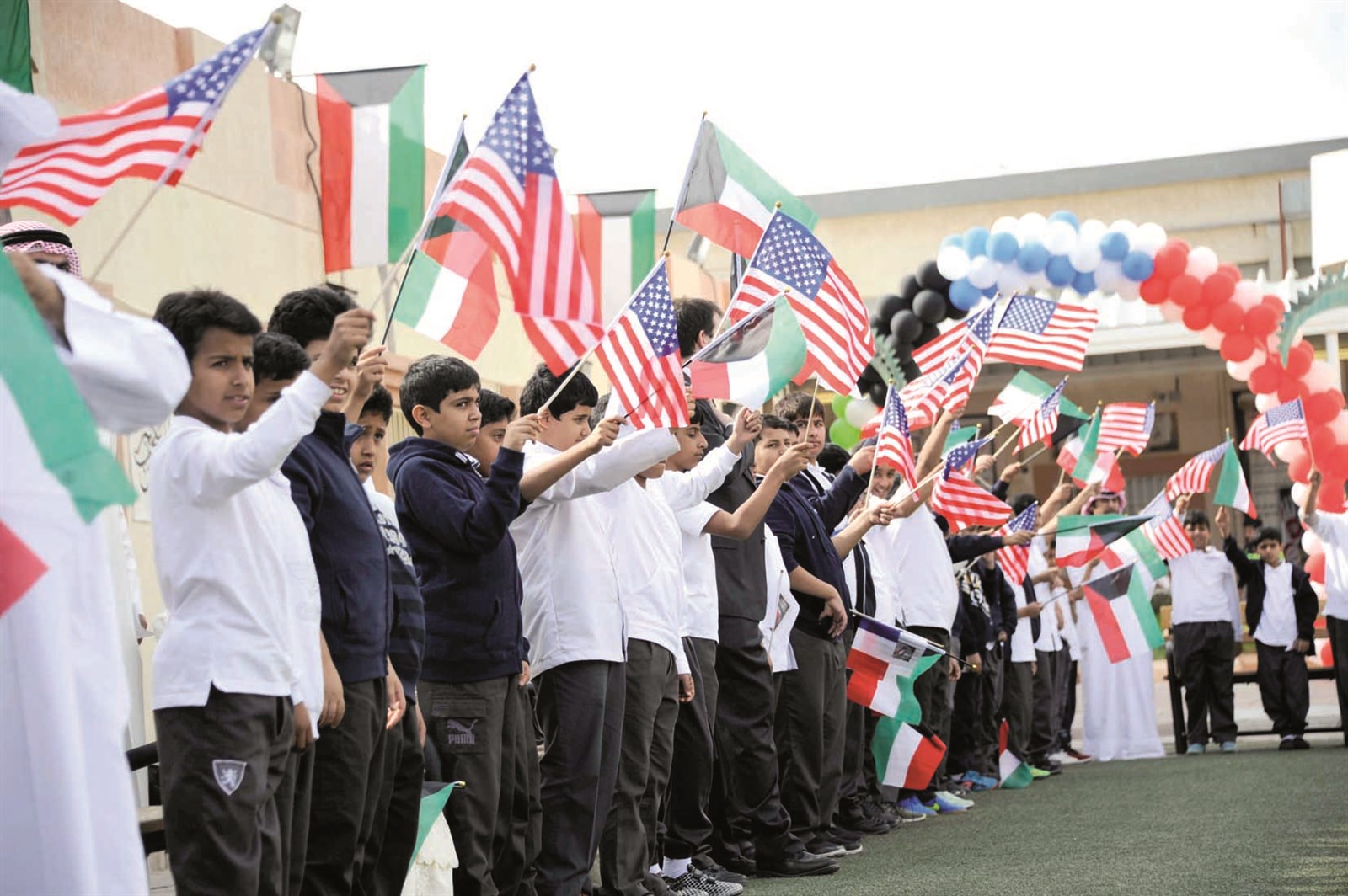 طلاب يحملون أعلاماً