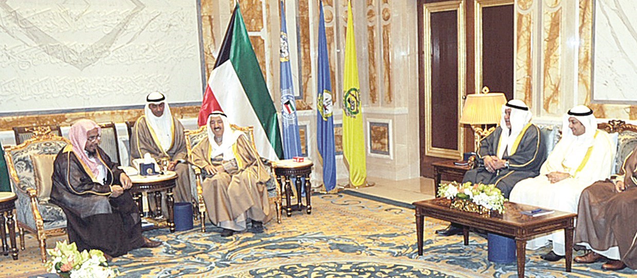 صاحب السمو مستقبلاً مستشار خادم الحرمين الشريفين بحضور الجراح والصانع