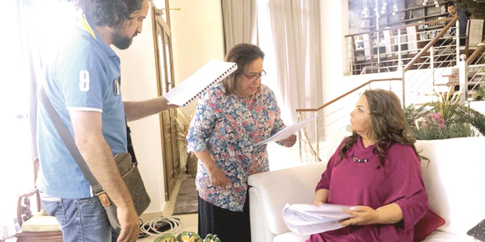 طيف مع حياة الفهد ومنير الزعبي في موقع تصوير «حال مناير»