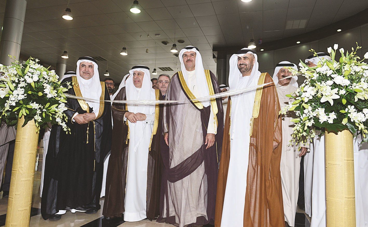 الشيخ سلمان الحمود يستعد لافتتاح المعرض ( تصوير موسى عياش)