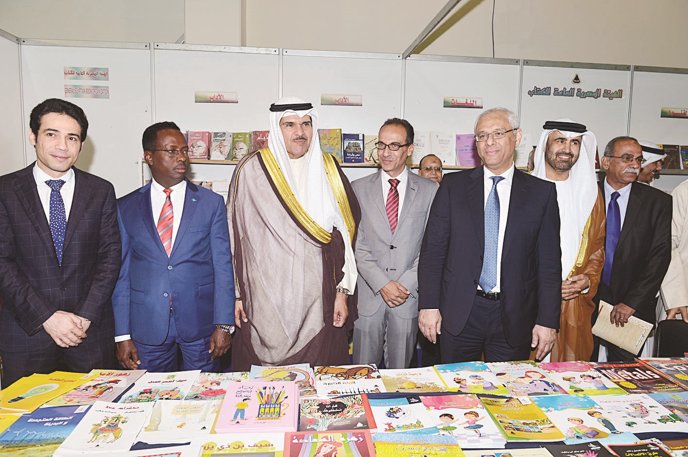 الحمود مع أعضاء من السلك الديبلوماسي