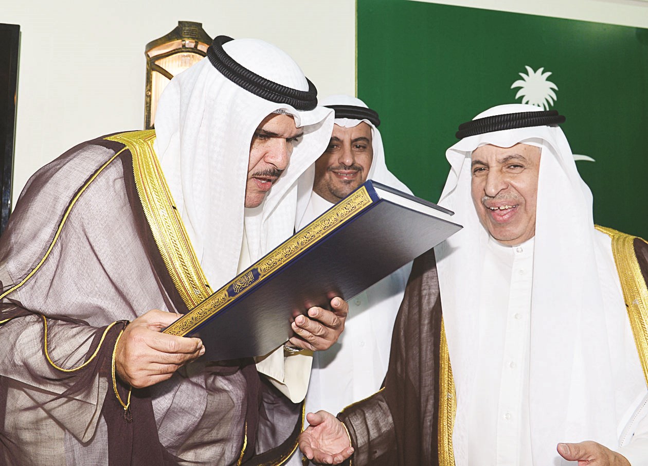 ... ويقبّل المصحف الشريف في جناح المملكة العربية السعودية