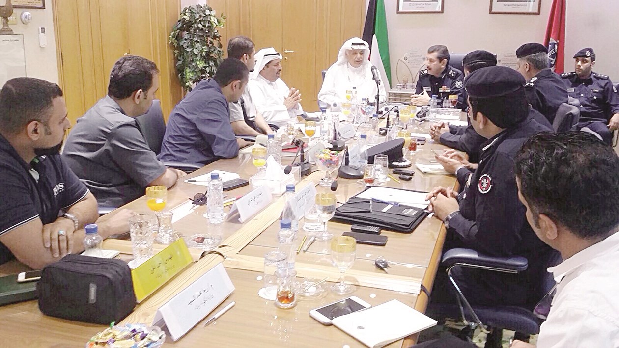 u062cu0627u0646u0628 u0645u0646 u0627u0644u0627u062cu062au0645u0627u0639 u0628u064au0646 u00abu0627u0644u0643u0647u0631u0628u0627u0621u00bb u0648u00abu0627u0644u0625u0637u0641u0627u0621u00bb