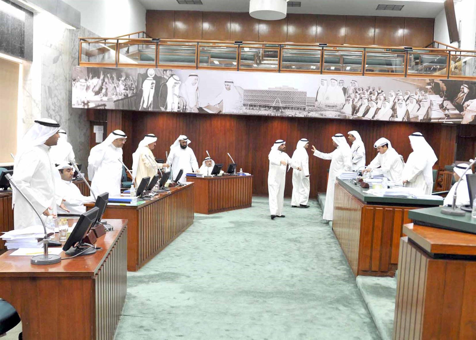 سجالات على الواقف في بداية الجلسة