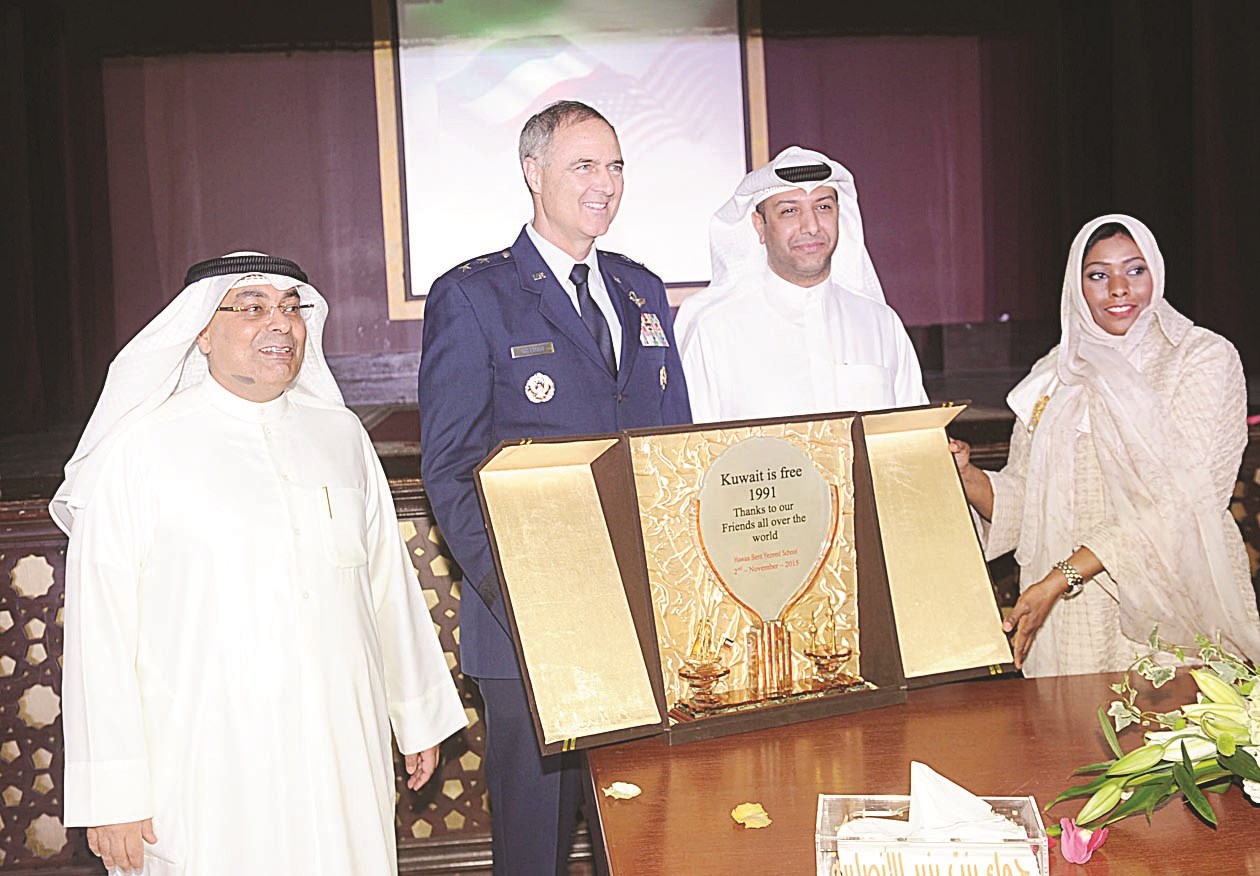 مقصيد يهدي ممثل السفارة الأميركية درعاً تذكارية (تصوير جلال معوض)