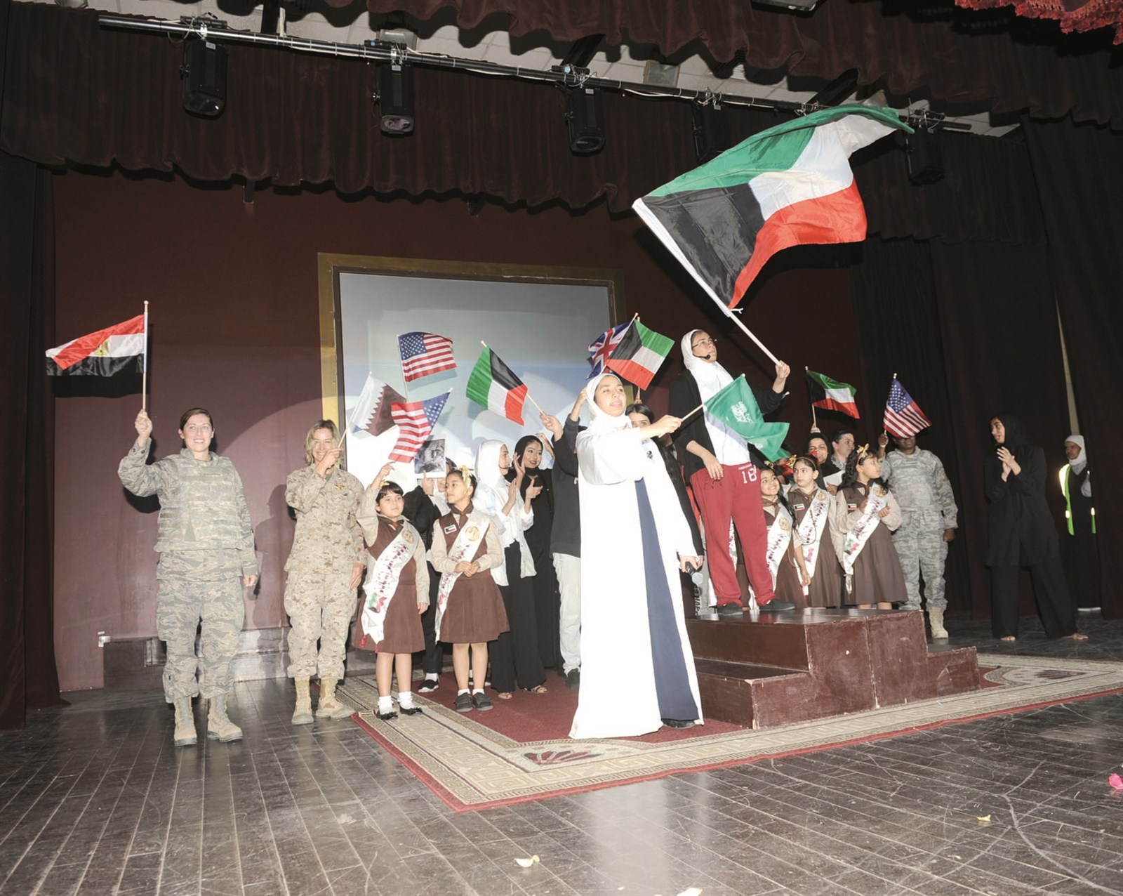 u0623u0645u064au0631u0643u064au0627u062a u064au0634u0627u0631u0643u0646 u0637u0627u0644u0628u0627u062a u0627u0644u0645u062fu0631u0633u0629 u0641u0642u0631u0629 u0641u064a u0627u0644u0627u062du062au0641u0627u0644u064au0629