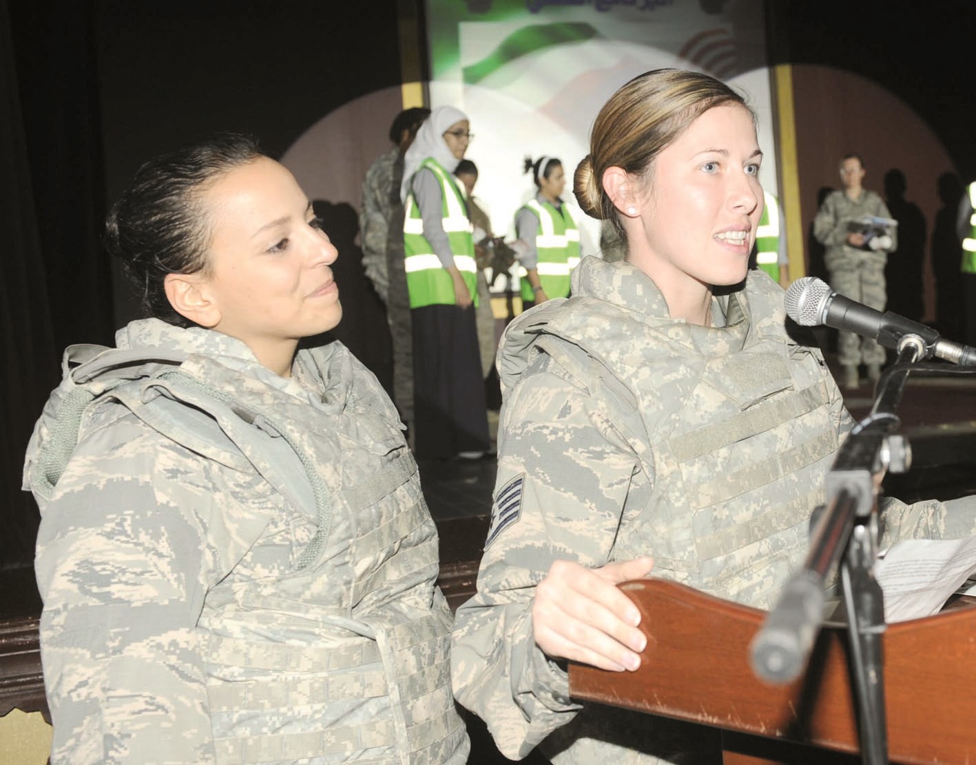 جندية تتحدث في الاحتفال