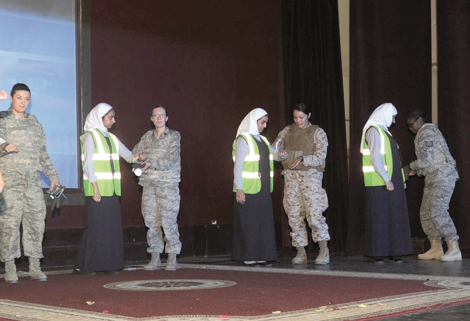 جنديات أميركيات مع طالبات المدرسة في مشهد تمثيلي