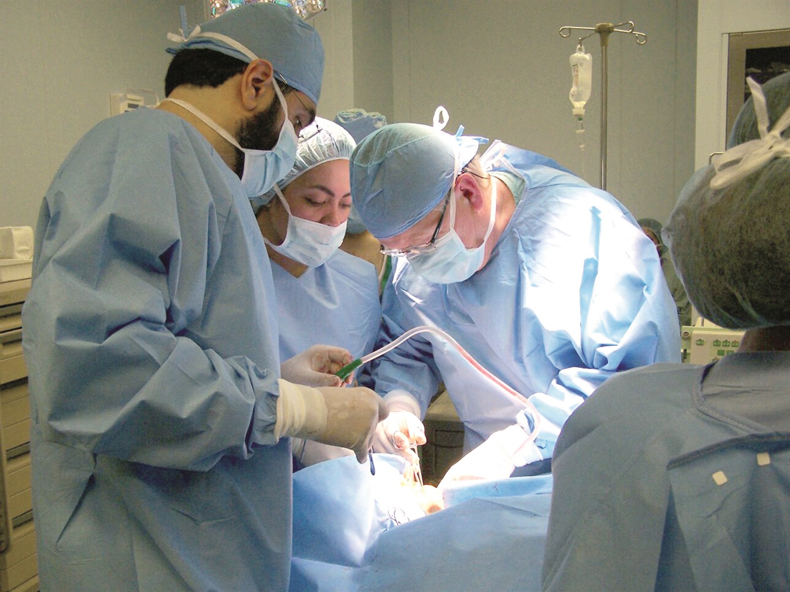 الموسوي يجري إحدى العمليات