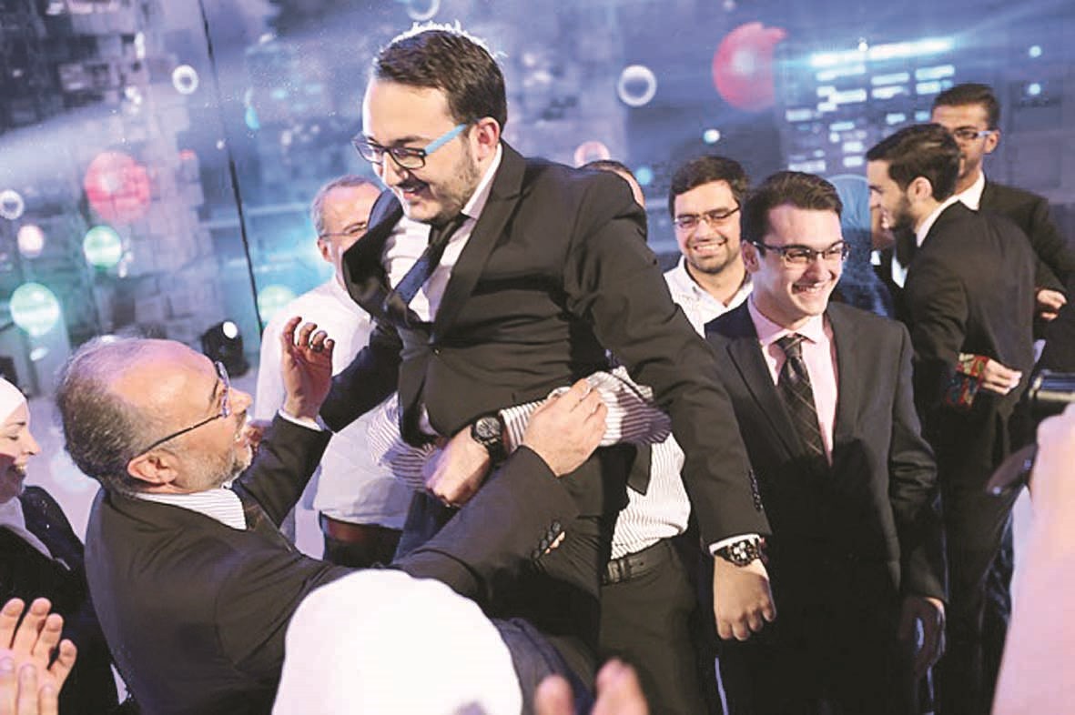 يمان أبوجيب محمولاً على الأكتاف