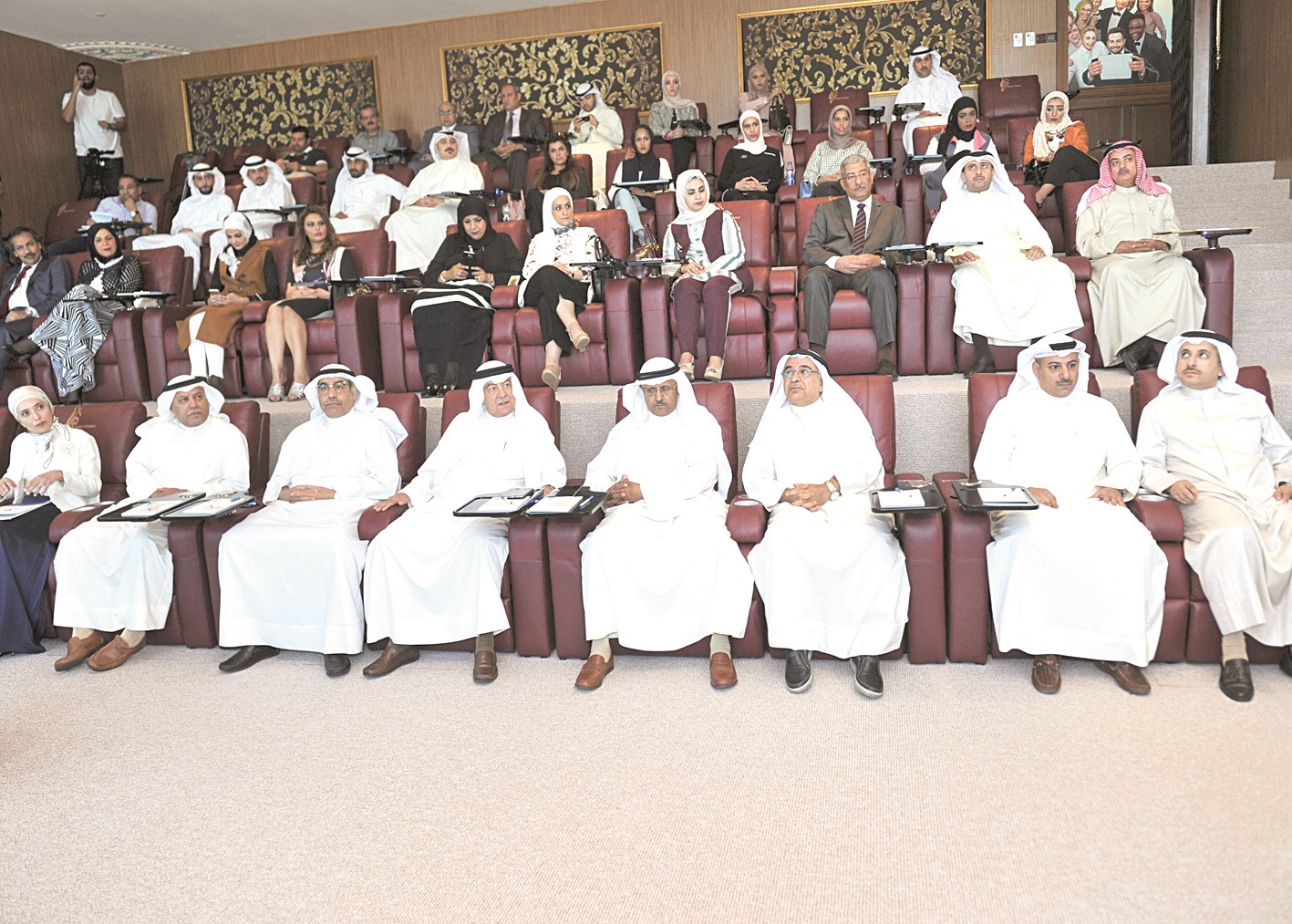 u0627u0644u062eu0631u0627u0641u064a u0648u0627u0644u0645u062cu062fu0644u064a u0648u0627u0644u0645u0634u0627u0631u0643u0648u0646 u0641u064a u0627u0644u062fu0648u0631u0629 (u062au0635u0648u064au0631 u0633u0639u062f u0647u0646u062fu0627u0648u064a)