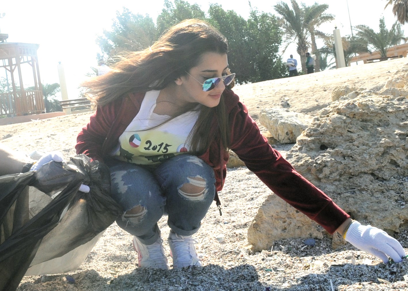 إزالة البلاستيك من بين الصخور لإنقاذ السلاحف