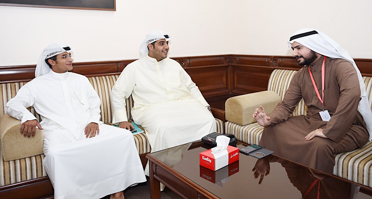 u0627u0644u0646u0627u062cu0645 u0648u0627u0644u0634u0648u064au0631u062f u064au062au062du062fu062bu0627u0646 u0627u0644u0649 u0627u0644u0632u0645u064au0644 u0639u0644u064a u0627u0644u0641u0636u0644u064a (u062au0635u0648u064au0631 u062cu0627u0633u0645 u0627u0644u0628u0627u0631u0648u0646)