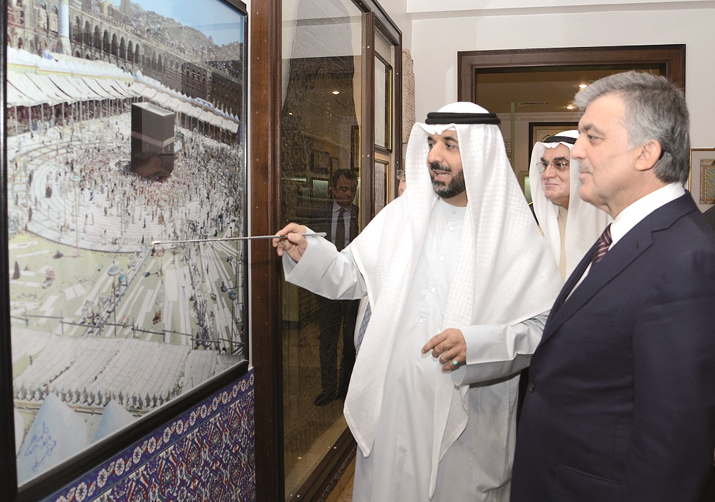 غول يطلع على صورة للكعبة المشرفة في متحف طارق رجب