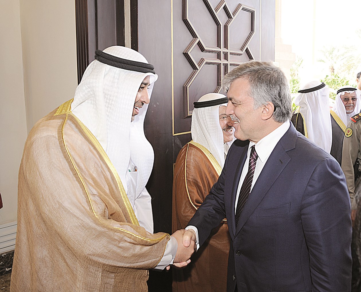 ... ومصافحاً محمد العبدالله