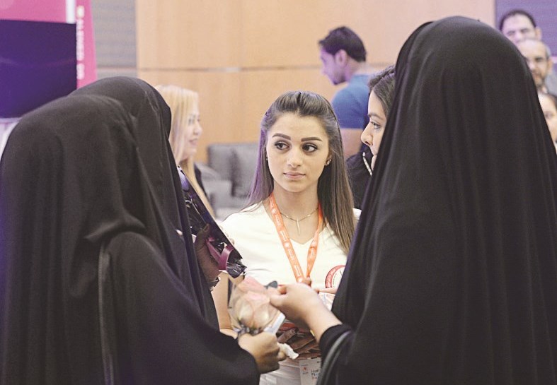 استفسارات من زائرات للمعرض