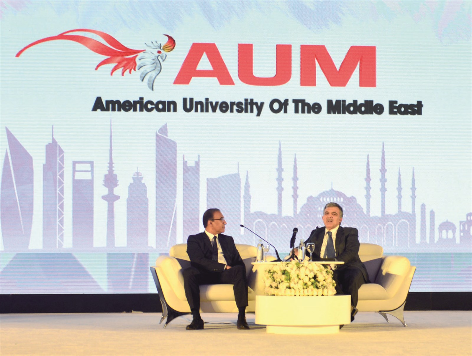 u0639u0628u062fu0627u0644u0644u0647 u063au0648u0644 u0645u062du0627u0636u0631u0627u064b u0648u0625u0644u0649 u062cu0627u0646u0628u0647 u0631u0626u064au0633 u0645u062cu0644u0633 u0627u0644u0623u0645u0646u0627u0621 u0641u064a u062cu0627u0645u0639u0629 u0627u0644u0634u0631u0642 u0627u0644u0623u0648u0633u0637 u0627u0644u0623u0645u064au0631u0643u064au0629 u0641u0647u062f u0627u0644u0639u062bu0645u0627u0646 (u062au0635u0648u064au0631 u0645u0648u0633u0649 u0639u064au0627u0634)