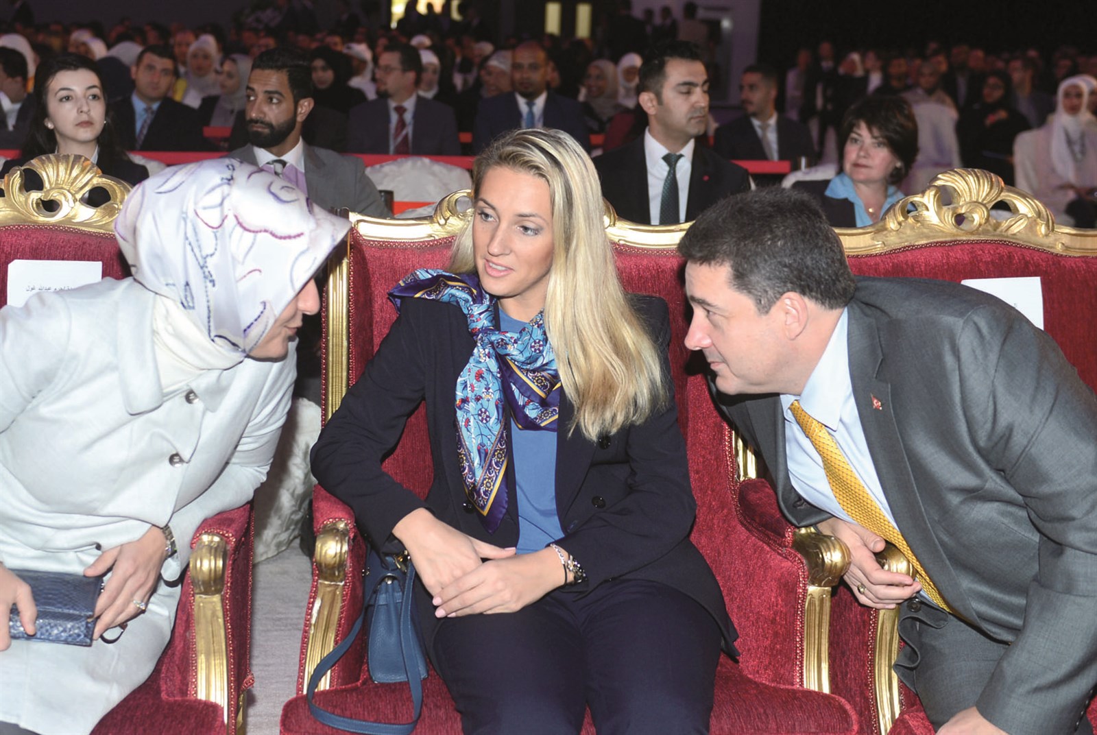 حديث بين السفير التركي لدى الكويت وحرم غول وبينهما زوجة السفير