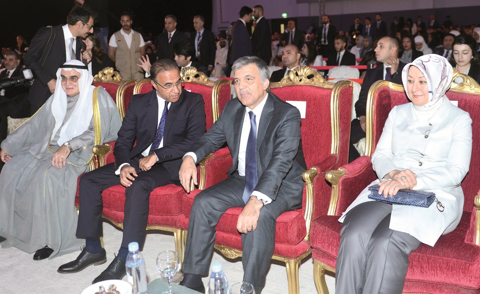 الرئيس التركي السابق وبجواره حرمه قبل الصعود لإلقاء محاضرته